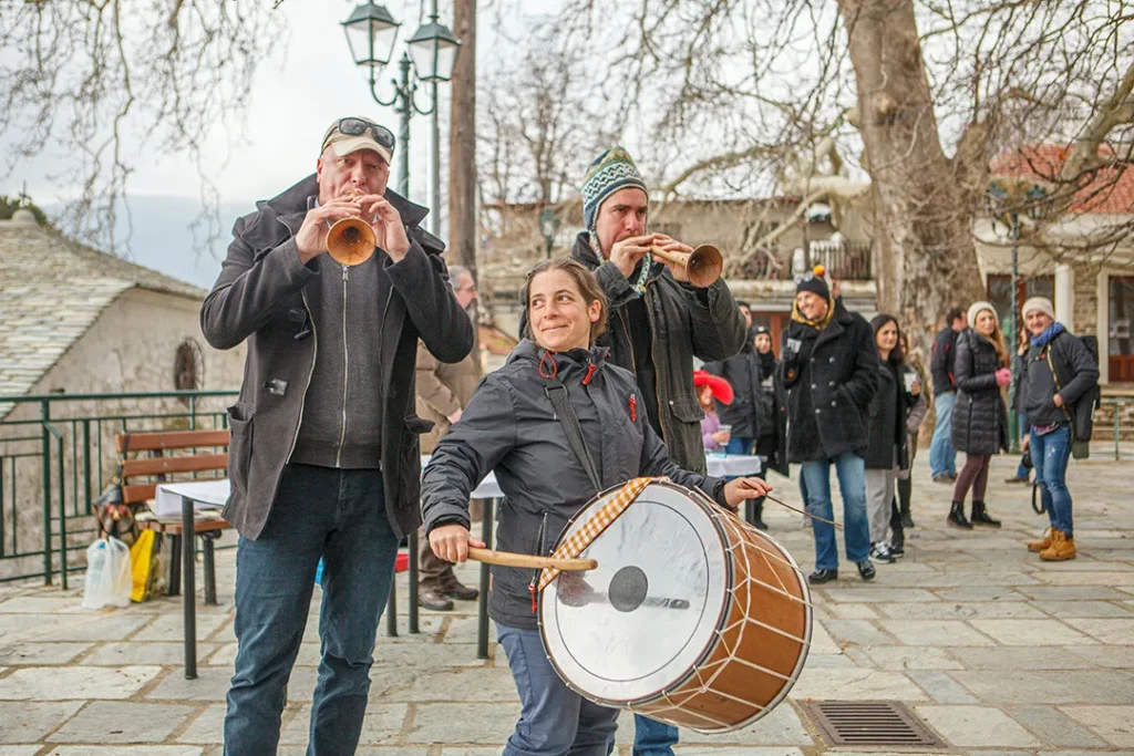 Αποκριάτικο γλέντι στην πλατεία του Αγίου Λαυρεντίου