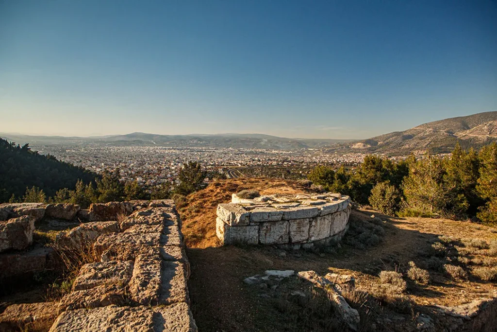 ερείπια αρχαίας πόλης στον λόφο της Γορίτσας και στο βάθος ο Βόλος