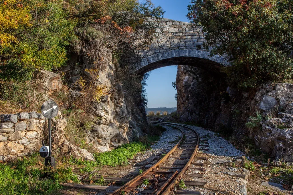 μια ακόμη γέφυρα στις γραμμές του Μουτζούρη