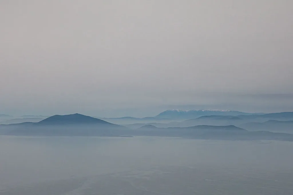 ο Παγασητικός και στο βάθος χιονισμένος ο Παρνασός