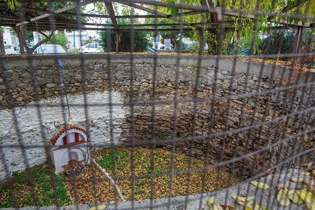 ο μυκηναϊκός τάφος στην αυλή του ναού των Αγίων Αναργύρων