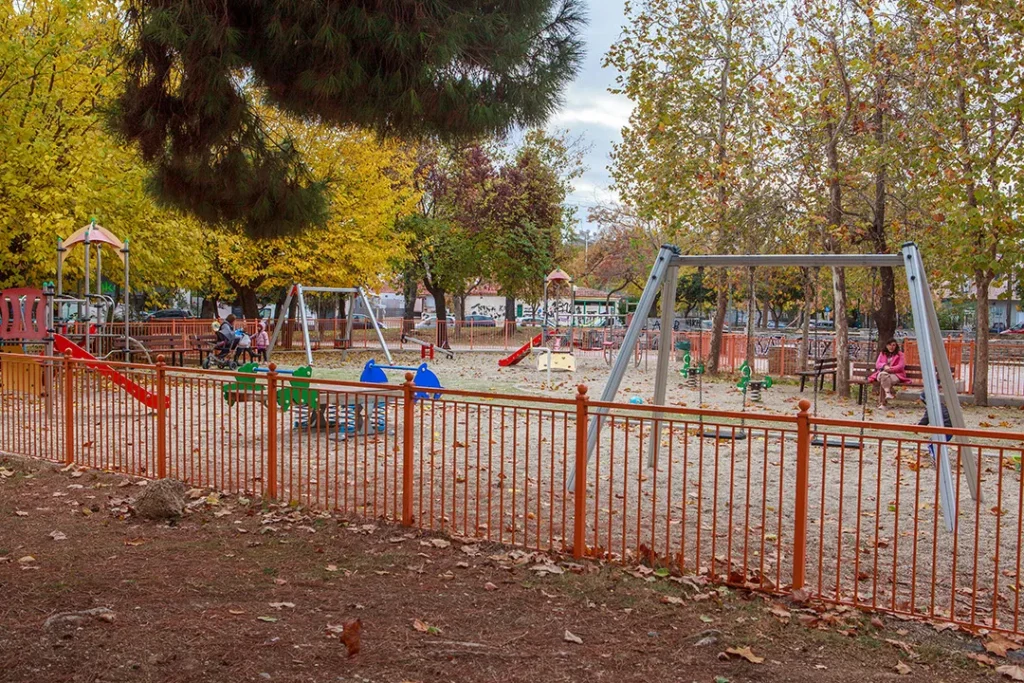 παιδική χαρά στην γειτονιά