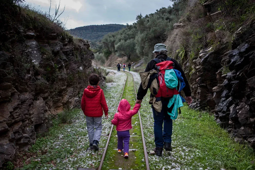 πεζοπορία στις γραμμές του μουτζούρη