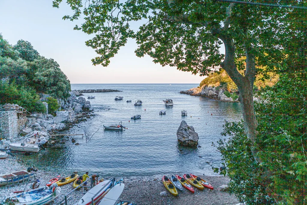 στην παραλία του mama mia Νταμούχαρη