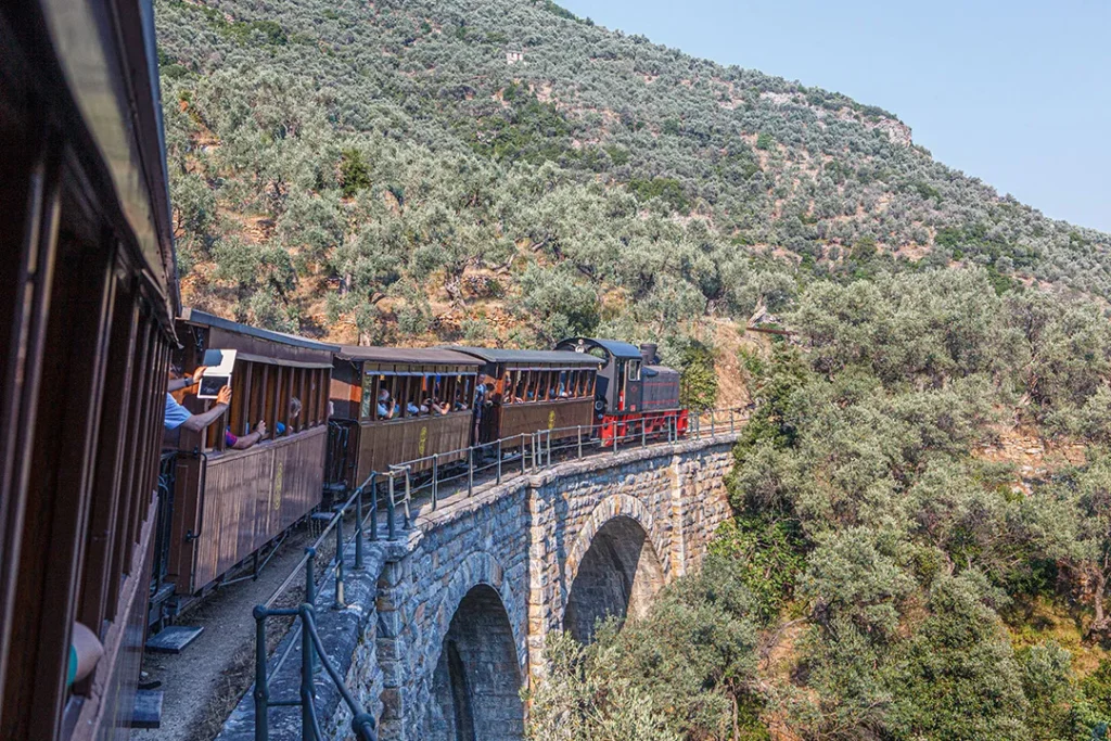το τρενάκι στην πεντάτοξη γέφυρα της Γατζέας