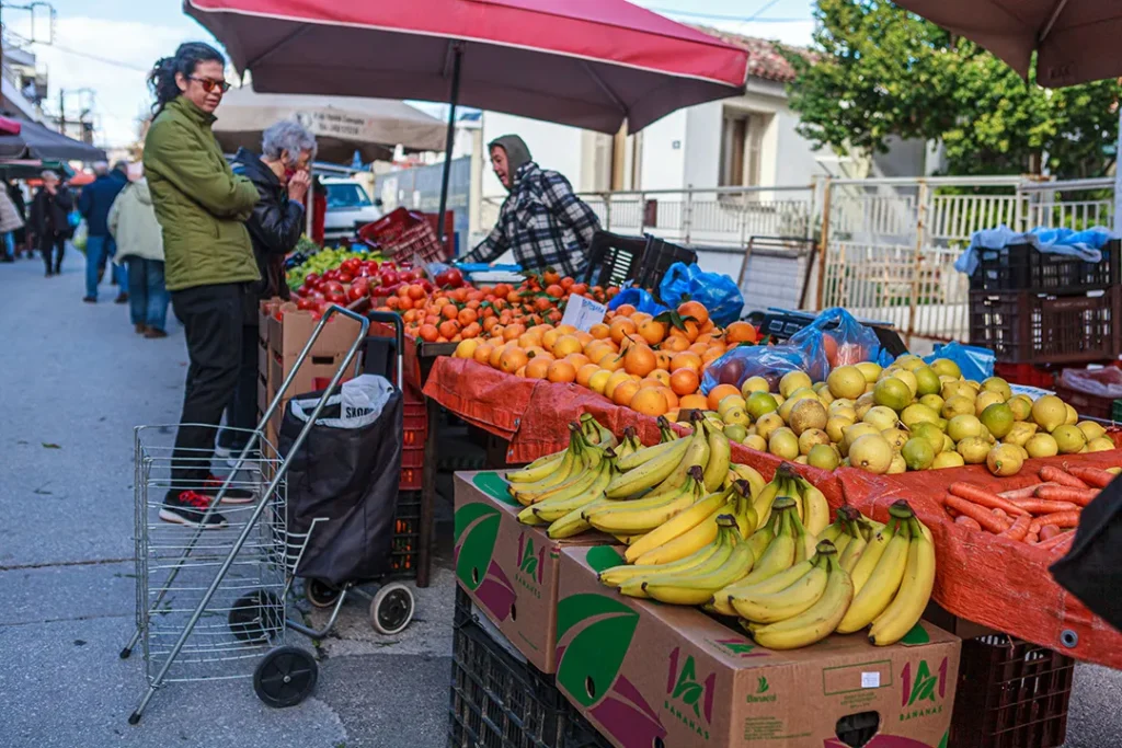 φρέσκα φρούτα στην λαϊκή αγορά του Σαββάτου